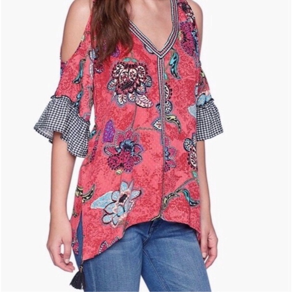 Democracy Cold Shoulder Top -EUC